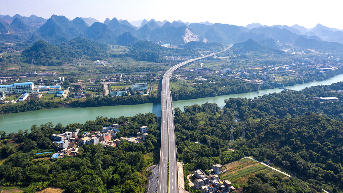 马山至平果高速公路.jpg